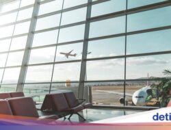 Penerbangan Dibatalkan Lantaran Badai, Penumpang Ngemper Tidur Hingga Bandara