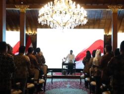 Momen Prabowo Terima Ucapan Ulang Tahun Di Pembekalan Kandidat Wakil Pembantu Presiden Tim Menteri Ke Hambalang