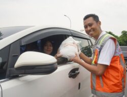 Berbagi Momen Nataru Ceria, Astra Tol Cipali Beri Bingkisan dan Sapa User Jalan Hingga Rest Area KM 130