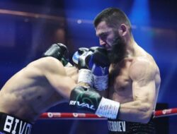 Artur Beterbiev Ubah Gaya Bertarung Sebagai Taklukkan Dmitry Bivol