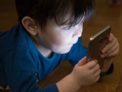 Singapura Memperketat Aturan Waktu Anak-anak Bermain HP