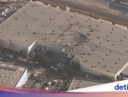 Ngeri! Dua Tewas & 18 Luka Usai Pesawat Kecil Tabrak Gedung
