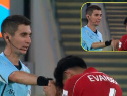 Evandra Florasta Cium Tangan Hakim Laga Laga usai Bawa Timpilihan Indonesia U-17 Lolos Ke Gelar Dunia U-17 2025