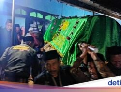 Para Pendaki Antar Mbok Yem Di Peristirahatan Terakhir Ke Magetan