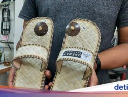 Mengintip Pembuatan Sandal Khusus Candi Borobudur