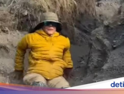Ketika Atiek CB ‘Main Perosotan’ Hingga Gunung Rinjani