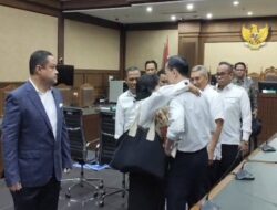 Momen Tom Lembong Peluk Istri usai Divonis 4,5 Tahun Penjara