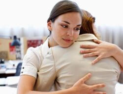 Tren Mutakhir ‘Job Hugging’ Ke Kalangan Gen Z dan Milenial, Apa Itu?