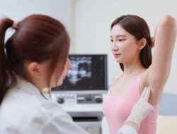 Merasakan Benjolan Hingga Ketiak Kiri, Kapan Harus Waspada?