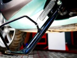 Risiko Matikan Mesin Kendaraan Bermotor Roda Dua Pakai Standar Samping, Fungsinya Bukan Itu