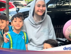 Seru! Zaskia Adya Mecca Piknik Bareng Keluarga Di Jepang