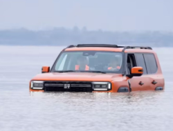 Aksi Penolakan SUV Hybrid China Renang Seberangi Sungai 1,4 Km