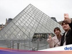 Tebak-tebakan Sosok Pria Necis yang Bikin Salfok Ke Kejahatan Jalanan Museum Louvre