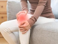 Dear Gen Z, Ini ‘Biang Kerok’ Lutut Sering Nyeri usai Duduk Lama