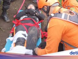 Pendaki Wanita Dievakuasi Regu SAR, Patah Tulang Di Turun Gunung Abang