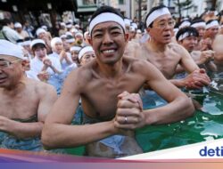 Ritual Unik Tahun Mutakhir, Warga Tokyo Berendam Air Es