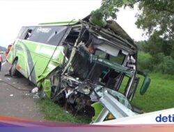 Kendaraan Angkutan Umum Perjalanan Di Luarnegeri Isi Rombongan Untuk Banten Kecelakaan Di Cipali, Sopir Tewas