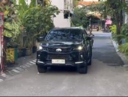 Rismon Sianipar Tiba Ke Rumah Jokowi usai Minta Maaf lewat Video
