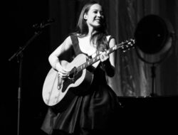 Pentas Musik Laufey Di Jakarta Janjikan Malam Intim Penuh Emosi