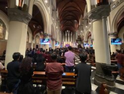 Sesi Terakhir Ibadah Jumat Agung Hingga Gereja Katedral Digelar Penuh Kekhusyukan