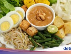 Resep Gado-Gado Siram yang Bumbu Kacangnya Halus dan Gurih