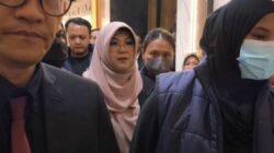 Praktisi Medis Tifa Didampingi Refly Harun Masuk Ruang Tahanan Polda Metro Jaya, Langsung Ditahan?