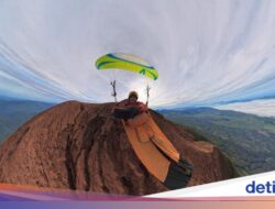 Hike and Fly, Pilot Paralayang Menari Hingga Atap Sumatera
