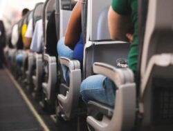 Jendela Pesawat Ryanair Pecah, Kenapa Penumpang Bisa Sampai ‘Tersedot’ Keluar?