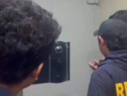 Polisi Temukan Uang Fantastis Matauang Asing AS dan Singapura Untuk Brankas Pada Geledah Kafe Di Cipete