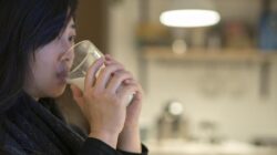 Benarkah Minum Susu Ke Malam Hari Bisa Bikin Tidur Nyenyak?
