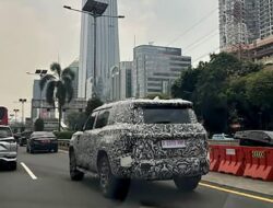 SUV Diduga Mitsubishi Pajero Seliweran Di Jalan Tol Indonesia