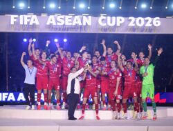 Momen Prabowo Serahkan Trofi FIFA Asosiasinegara-Negaraasiatenggara Cup kepada Timpilihan Indonesia