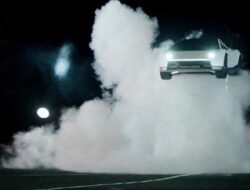 FOTO: Aksi Keluhan Masyarakat Kendaraan Listrik Tesla Roadster Jalan Terbalik dan Salto Ke Udara